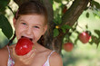 Photo: Junges Mädchen isst einen Apfel Junges Mädchen isst einen Apfel