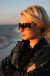 Foto: Young woman look on sunset Young woman look on sunset