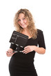 Frau mit Filmklappe in der Hand