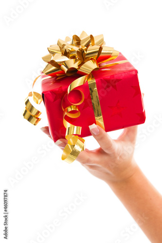 Photo: Rotes Weihnachtspaket mit goldener Schleife Rotes Weihnachtspaket mit goldener Schleife