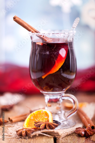 Photo: Glühwein mit Zuckerrand und weihnachtlicher Deko Glühwein mit Zuckerrand und weihnachtlicher Deko