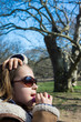 jeune fille au pied du platane