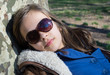jeune fille au pied du platane