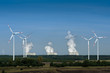 Windräder vor einem Kohlekraftwerk