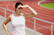 Foto: Frau auf Sportplatz Frau auf Sportplatz