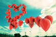 globos rojos formando una forma de corazón en el cielo