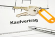 Kaufvertrag mit Schlüssel, Kuli und orangem Anhänger