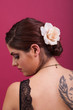 Rose im Haar