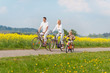familie fährt fahrrad