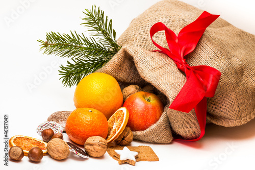 Photo: Weihnachtssack mit Nüssen,Früchte und Gebäck Weihnachtssack mit Nüssen,Früchte und Gebäck