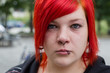 Junge rothaarige Frau mit traurigen Blick
