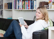 Frau mit einem eBook Reader