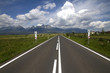 Straße nahe Poprad, im Hintergrund die Hohe Tatra (Slowakei)