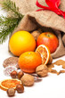 Weihnachtssack mit Tannenzweig,Nüssen,Gebäck und Früchte