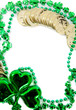 Foto: A green shamrock with beads and gold coins as a border A green shamrock with beads and gold coins as a border