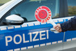 polizeikelle vor polizeiauto