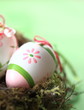 Osternest vor grünem Hintergrund
