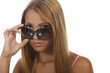 Junge hübsche Frau zieht  Sonnenbrille runter