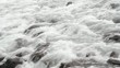 Cascata su fiume in autunno con nebbia e pioggia