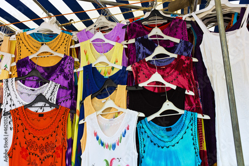 Photo: Kleider auf einem Markt Kleider auf einem Markt