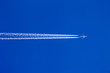 Flugzeug mit Kondensstreifen