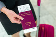Geschäftsfrau mit Reisepass