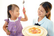 ピザを食べる女の子