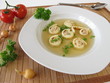 Rindfleischsuppe mit Pfannkuchenschnecken