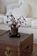 Vase mit Beeren auf alter Truhe