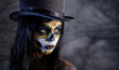 Foto: Sugar skull girl in tophat in the forest Sugar skull girl in tophat in the forest