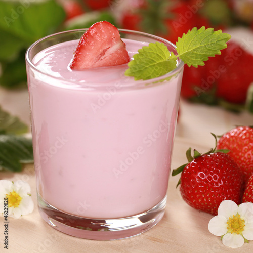 Photo: Joghurt mit frischen Erdbeeren Joghurt mit frischen Erdbeeren