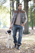 Photo: Mann geht mit Hund an einem Herbsttag spazieren Mann geht mit Hund an einem Herbsttag spazieren
