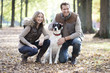Photo: Pärchen geht mit Hund spazieren Pärchen geht mit Hund spazieren