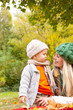 mama mit baby in der natur