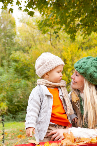 Photo: mama mit baby in der natur mama mit baby in der natur