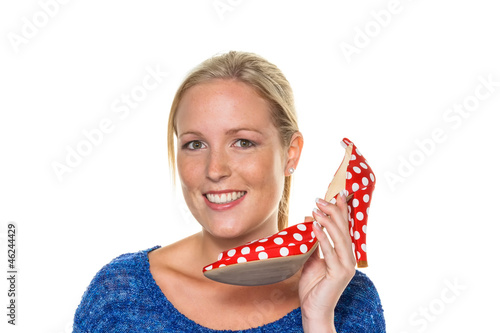 Photo: junge Frau mit Schuh junge Frau mit Schuh