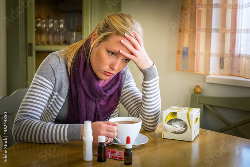 Photo: Frau mit Tee und Medikamenten Frau mit Tee und Medikamenten