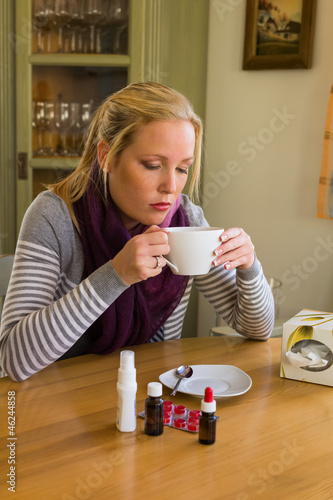 Photo: Frau mit Tee und Medikamenten Frau mit Tee und Medikamenten