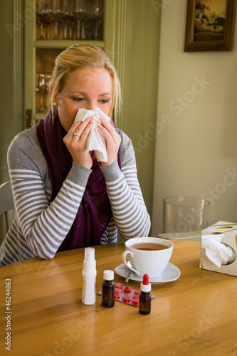 Photo: Frau mit Tee und Medikamenten Frau mit Tee und Medikamenten