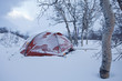 Eingeschneites Zelt im Winter in Lappland