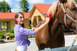 Junge Frau im Stall mit Pferd