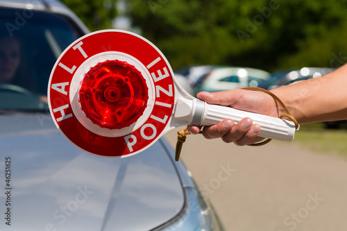 Photo: Polizist oder Polizei in Streife hält Auto an Polizist oder Polizei in Streife hält Auto an