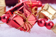 rote und goldene Geschenke im Schnee