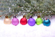 bunte Weihnachtskugeln im Schnee