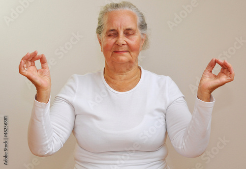 Photo: Seniorin beim Yoga Seniorin beim Yoga