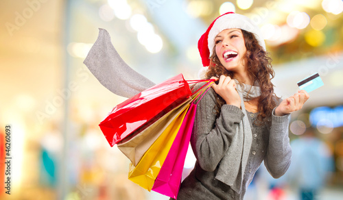 Foto: Christmas Shopping. Girl With Credit Card In Shopping Mall.Sales Christmas Shopping. Girl With Credit Card In Shopping Mall.Sales