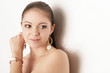 Frau mit Modeschmuck
