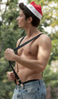 ragazzo nudo con bretelle