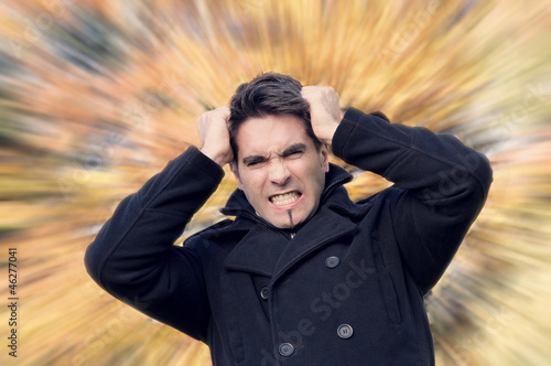 Photo: Mann raufft sich die Haare Mann raufft sich die Haare