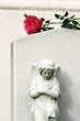 Grab mit Engel und Rose